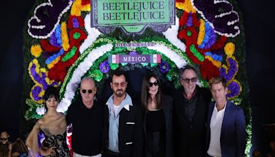 Beetlejuice "resucita" en México; Tim Burton y el elenco de la cinta visitan la CDMX