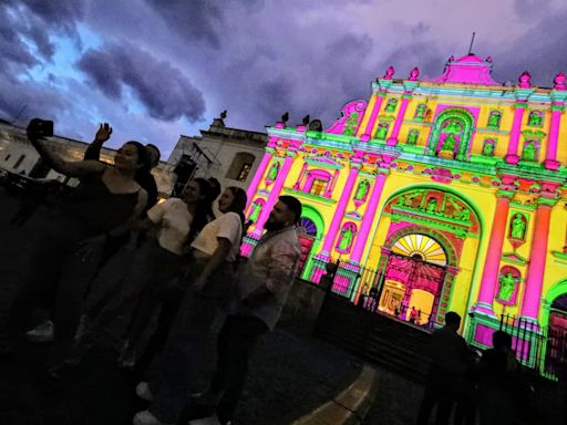 Luces inundan calles de Antigua Guatemala: celebran 500 años de la ciudad colonial