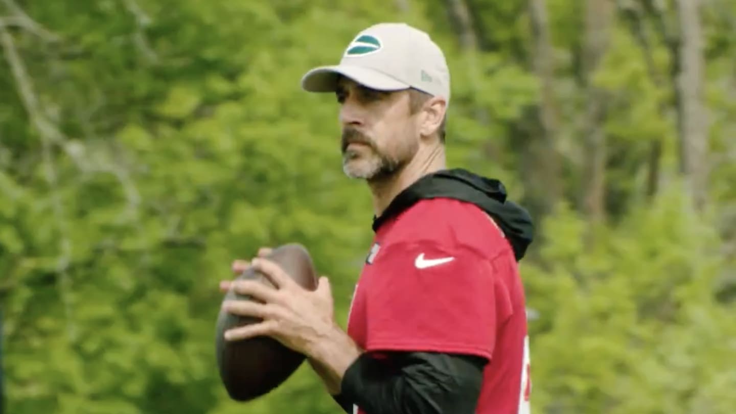 Aaron Rodgers Looked Like His Old Self Throwing a Nice Pass at Jets Practice