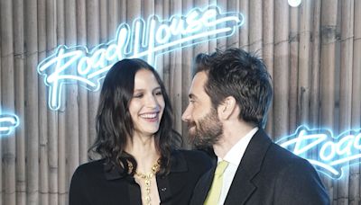 Jake Gyllenhaal Seen Walking With Girlfriend Jeanne Cadieu