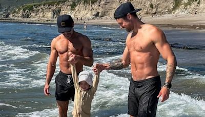 Zac Efron luce músculos en la playa disfrutando junto a sus hermanos del "primer día de primavera"