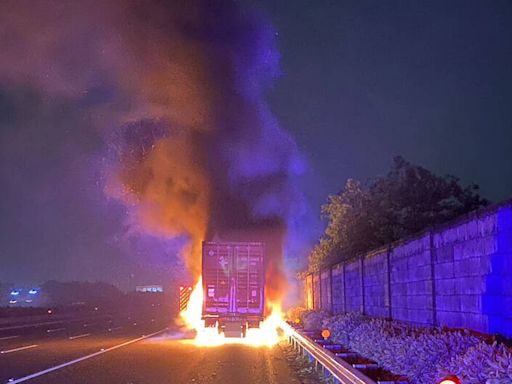 國1溪州路段火燒曳引車 駕駛緊急「頭車分離」逃生