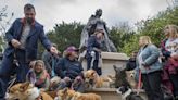 Rainha Elizabeth II é homenageada com estátua sorridente e corgis de bronze na Inglaterra