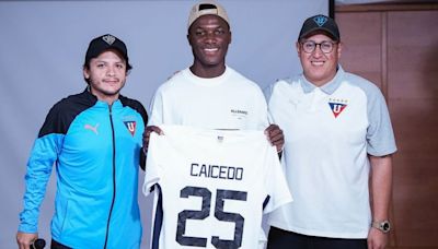 Moisés Caicedo visitó a Liga de Quito y recibió homenaje