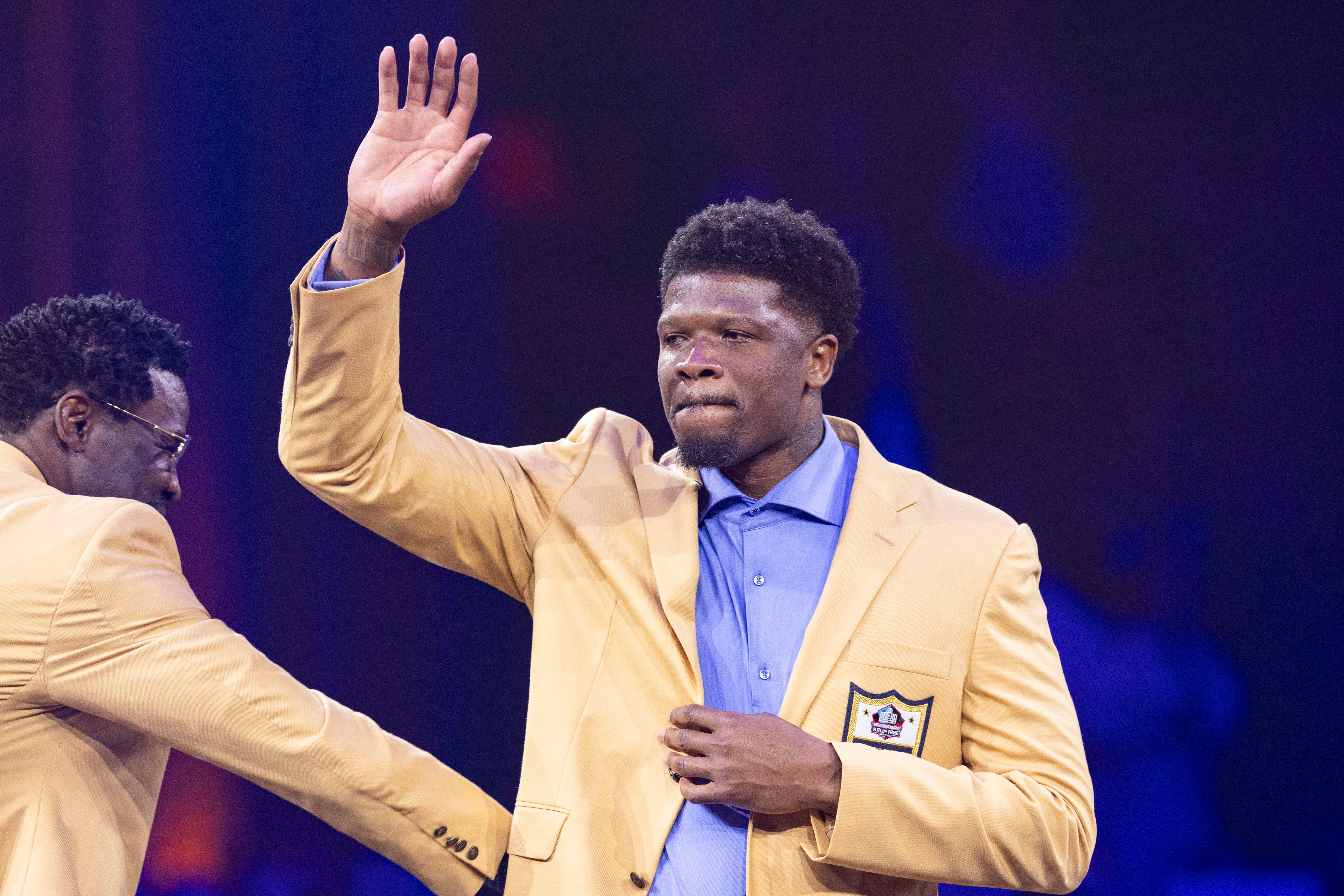 Watch: Texans legend Andre Johnson puts on Hall of Fame jacket for the first time