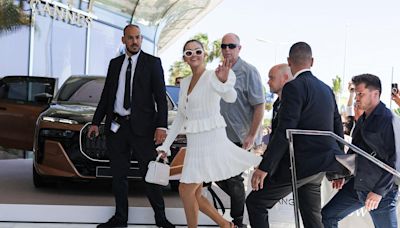 Selena Gomez est déjà à Cannes : les images de son arrivée remarquée