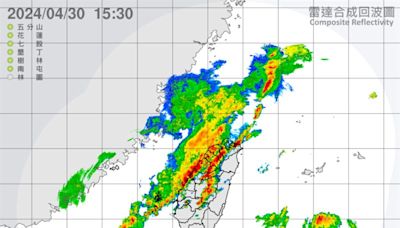 大雷雨來襲！板橋、土城狂風暴雨 樹林路樹倒下慘況曝光