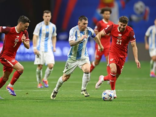 Campeón Argentina supera difícil prueba en debut de Copa América ante Canadá y envía señales a Brasil