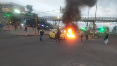 Paro de taxistas en Bogotá empieza a ser violento con ataques a buses del SITP y más