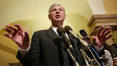 Mourners pay respects to Bob Graham at old Florida Capitol