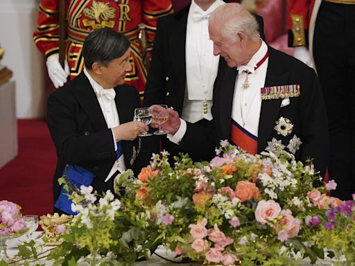 Rei Charles faz piada com Pokémon em banquete com imperador do Japão