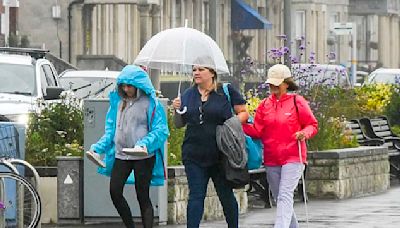 Sunseekers flock to Britain's beaches before mini-heatwave ends