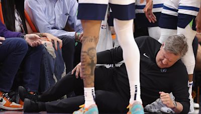 Timberwolves coach Chris Finch to have surgery on knee after sideline collision, AP source says