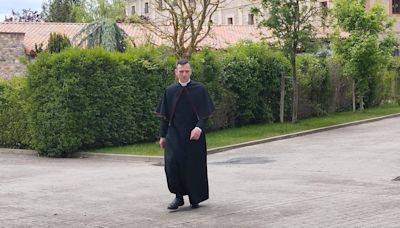 La otra vida de don José: de poner cócteles a llevar alzacuellos y ser portavoz de las monjas de Belorado
