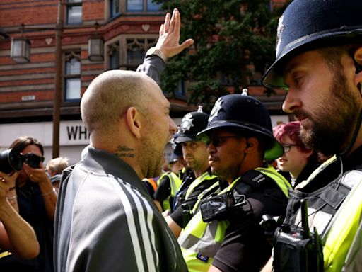 Enfrentamientos entre manifestantes de ultraderecha y la policía británica en varias ciudades