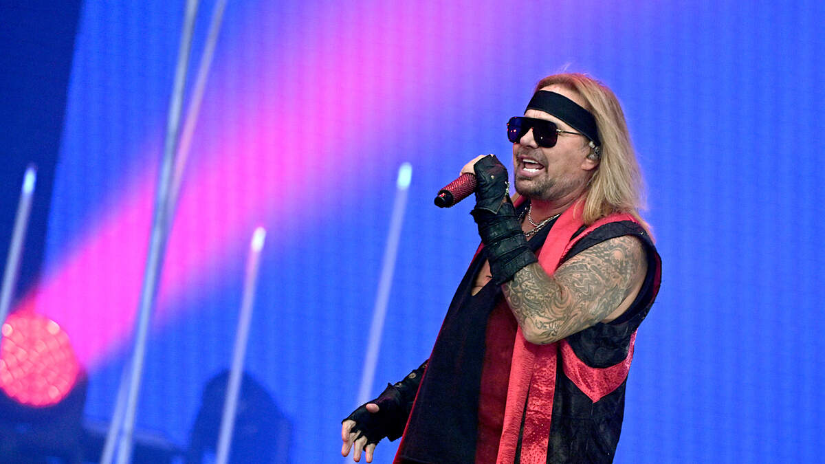 Vince Neil Faceplanted During Atlantic City Concert | 101one WJRR | Lynch and Taco