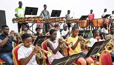 Orquestra sinfônica infantil vira esperança na vida de jovens na Costa do Marfim; conheça