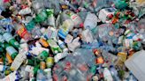 Un informe advierte de que en España solo el 36% de las botellas de plástico se separa para reciclar