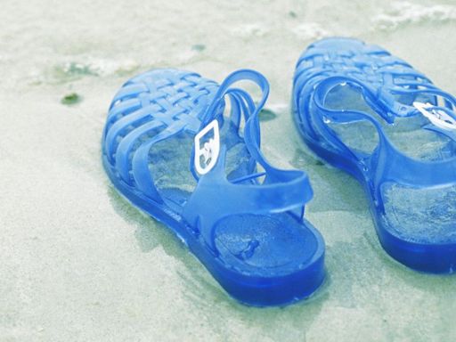 Podiatrists Are Coming For Your Summer Jellies (And 3 Other Types Of Shoes)
