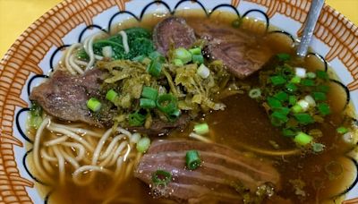 牛肉麵湯頭清甜，牛肉很嫩，水餃內餡超紮實飽滿