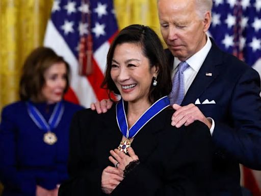 Biden entrega la Medalla de la Libertad a Katie Ledecky y Michelle Yeoh