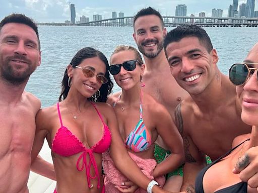 Las fotos del paseo en yate de Lionel Messi, Antonela Roccuzzo y la familia de Luis Suárez: el cambio de look del argentino y el detalle que llamó la atención