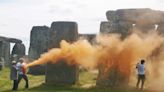 Activistas lançam fumo laranja em Stonehenge para exigir fim dos combustíveis fósseis