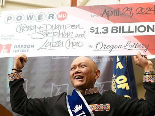 Un inmigrante de Laos enfermo de cáncer gana 1.300 millones de lotería Powerball en Oregón
