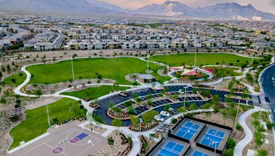 How many parks, trails and golf courses does Summerlin have?
