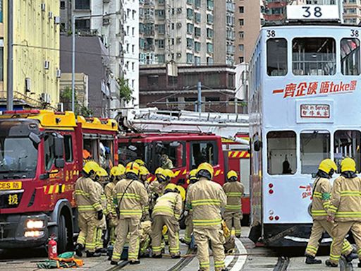 外公抱過路 3歲童捲電車底亡 偕外傭湊兩孫疑避雨衝燈 司機涉危駕被捕