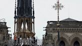 Notre Dame luce de nuevo su emblemática cruz mientras se acerca su fecha de reapertura