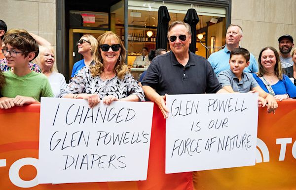 Glen Powell's parents troll him with signs on the TODAY plaza: 'I recognize both of these jokers'