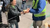 Un grupo de amigos del Oeste reparte comida vegana en las plazas