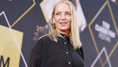 Uma Thurman o cómo transformar un look negro con un cinturón ancho: el truco de las mujeres de más de 50 años