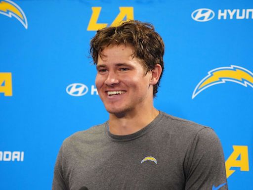 Chargers News: Justin Herbert Praises Teammates' Position Switch This Offseason