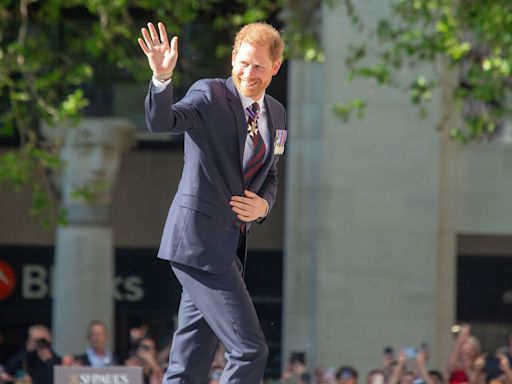 El príncipe Harry solo en Londres: Carlos III en una fiesta a escasos kilómetros en Buckingham