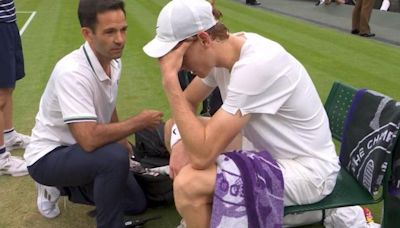 Alarma en Wimbledon: El nº 1 Sinner se marea en la central