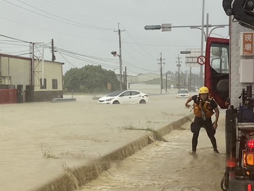 凱米颱風雨勢驚人 雲林多處淹水車輛受困