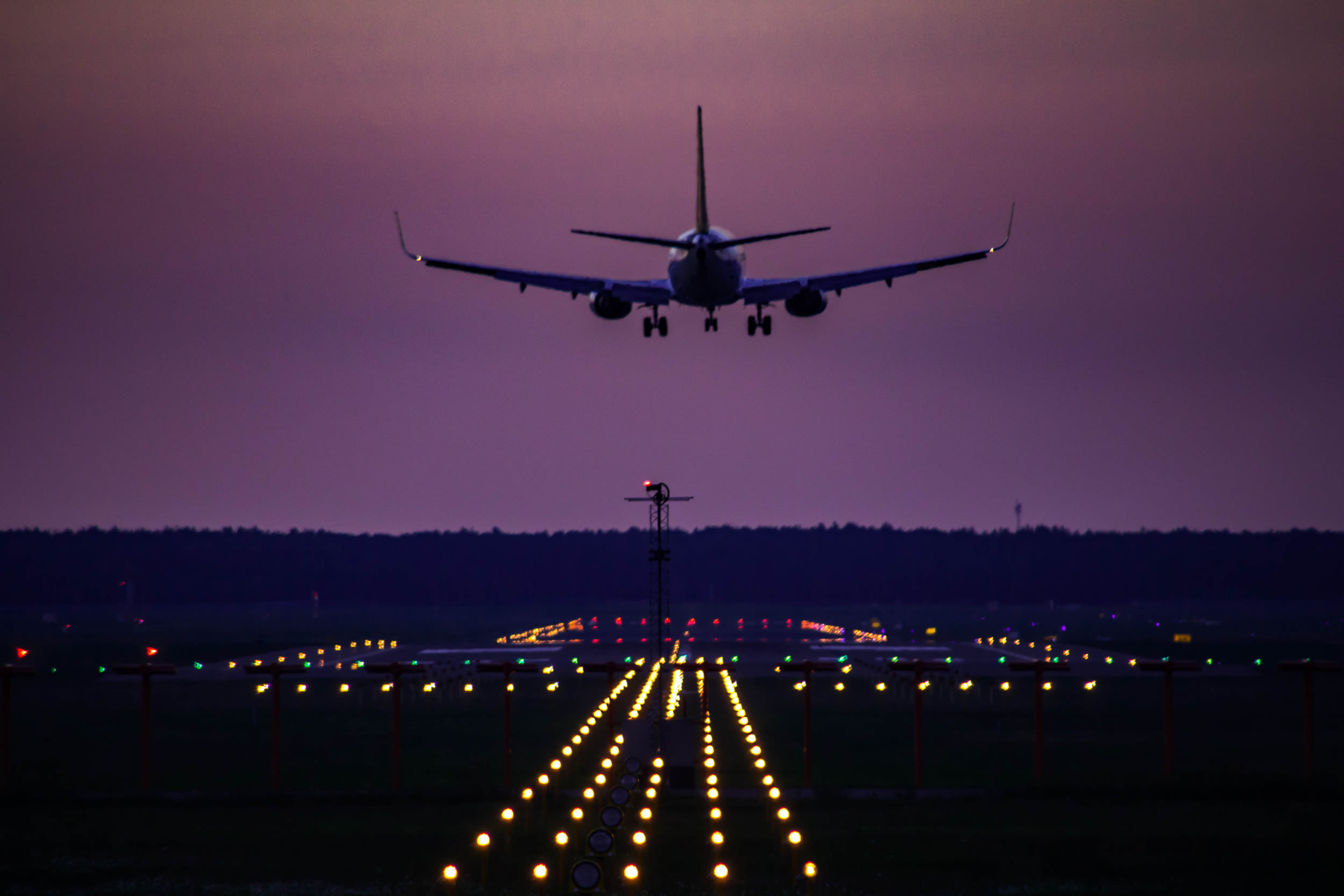 Moment pilot facing "sudden roll" from wake turbulence lands plane