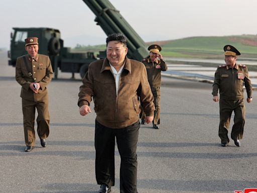 金正恩視察朝鮮多管火箭炮工廠 親自試駕戰車