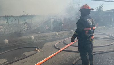 Incendio arrasa con varias casas en Estación Central - La Tercera