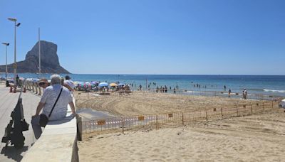 Calp cierra un tramo de su playa del Arenal-Bol por un vertido que no ha llegado a la arena ni al mar