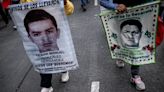 Padres de normalistas de Ayotzinapa se reunirán con Sheinbaum