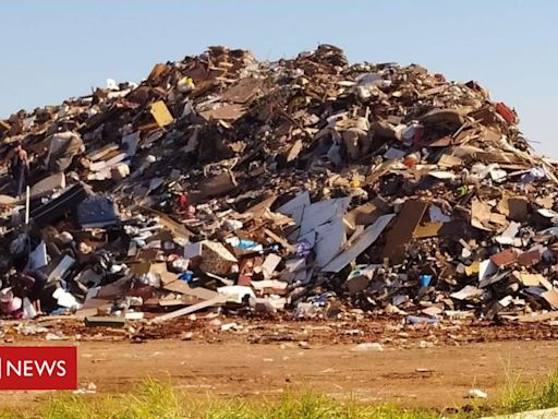 Lixo após inundações em Porto Alegre gera montanhas de entulho e medo de contaminação