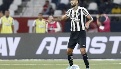 Zagueiro do Botafogo tira dúvida das redes sociais: 'Joga com ou sem cueca?'