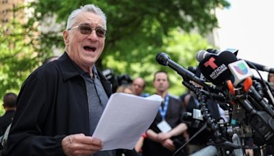 De Niro chama Trump de 'palhaço' em frente a tribunal e pede votos para Biden