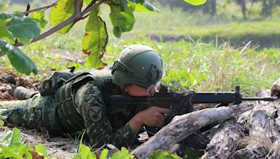 陸軍步兵結合守備區域實戰演練 枯木掩護沙灘射擊出現卡彈 - 自由軍武頻道