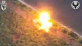 俄軍「烏龜戰車」遭烏無人機鑽入 引發大爆炸