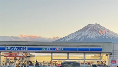 超商「被黑布覆蓋」沒在怕？遊客曝「這座橋」也能拍富士山