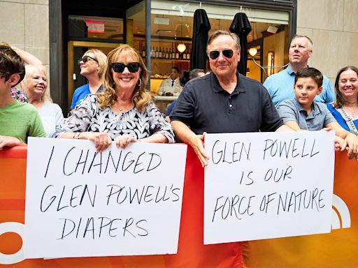 Glen Powell's parents troll him with signs on the TODAY plaza: 'I recognize both of these jokers'